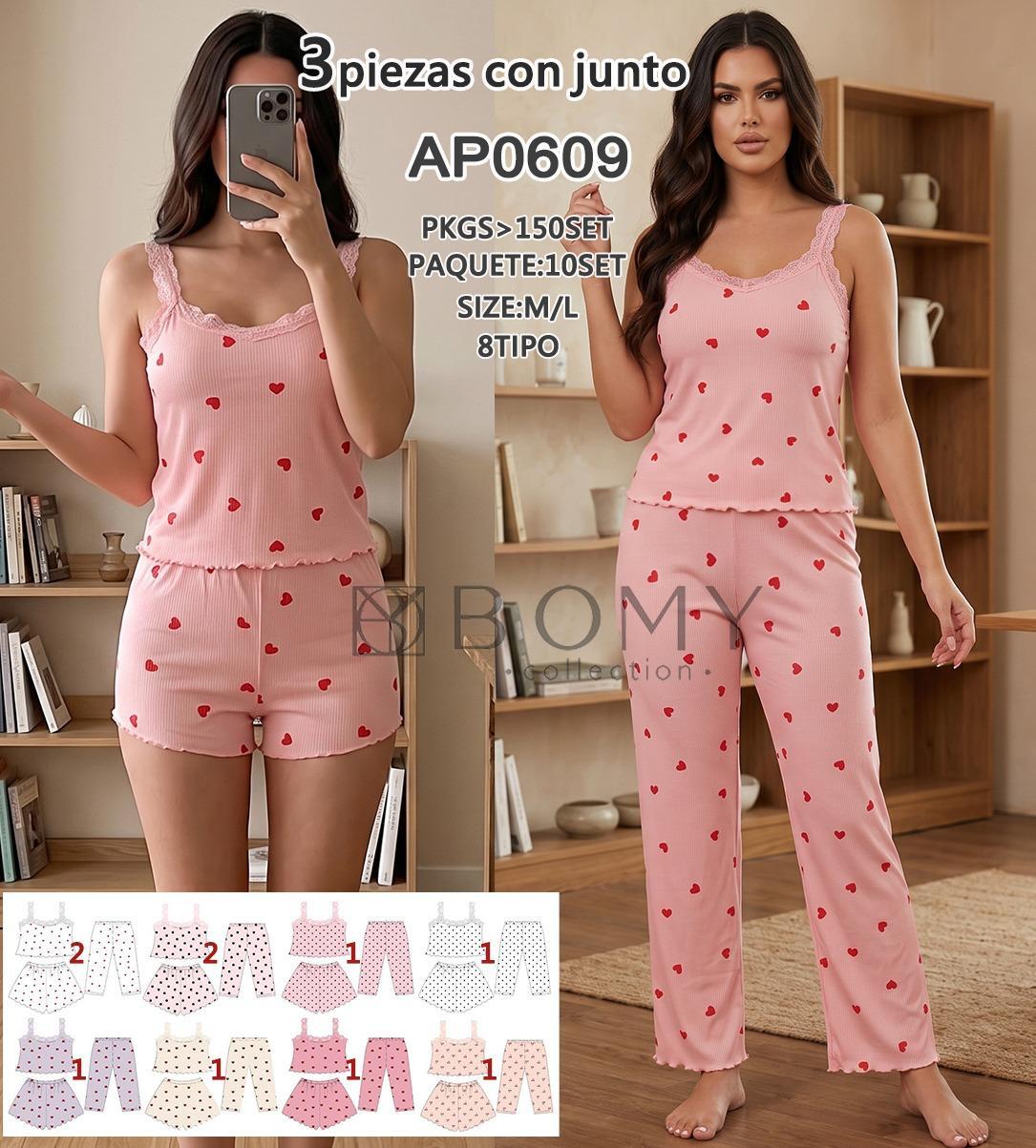 Pijama de tres piezas con diseño de corazones-AP0609